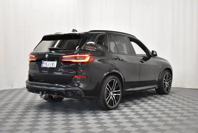 Musta Maastoauto, BMW X5 – YKJ-181