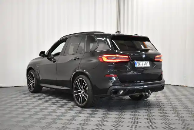 Musta Maastoauto, BMW X5 – YKJ-181