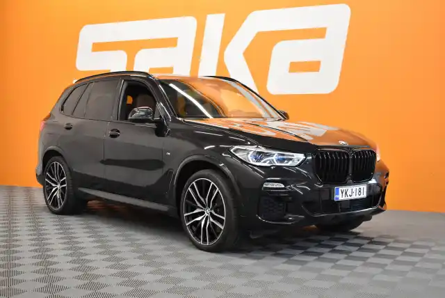 Musta Maastoauto, BMW X5 – YKJ-181