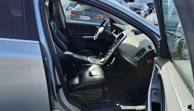 Harmaa Farmari, Volvo XC60 – YKJ-580