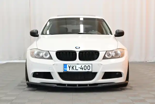 Valkoinen Farmari, BMW 325 – YKL-400
