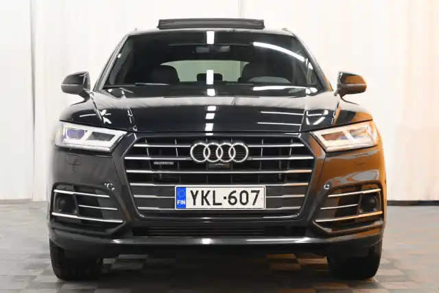 Musta Maastoauto, Audi Q5 – YKL-607