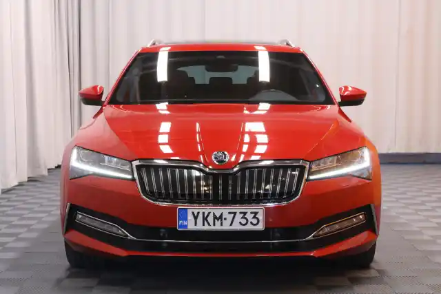 Punainen Farmari, Skoda Superb – YKM-733