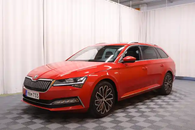 Punainen Farmari, Skoda Superb – YKM-733