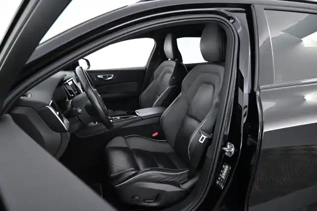Musta Farmari, Volvo V60 – YKM-983