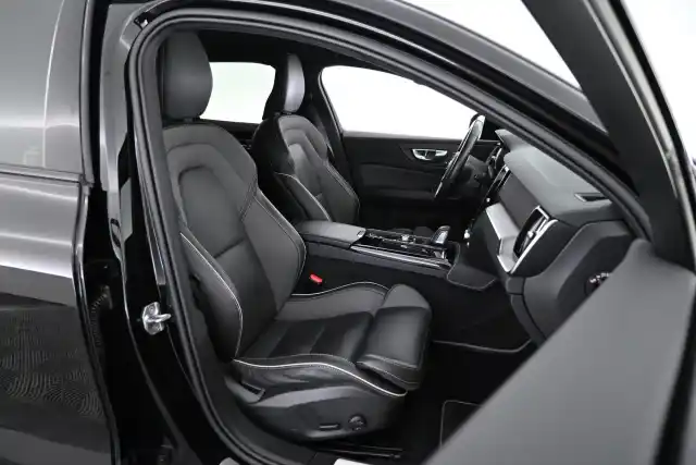 Musta Farmari, Volvo V60 – YKM-983
