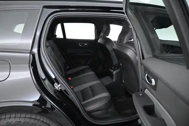 Musta Farmari, Volvo V60 – YKM-983