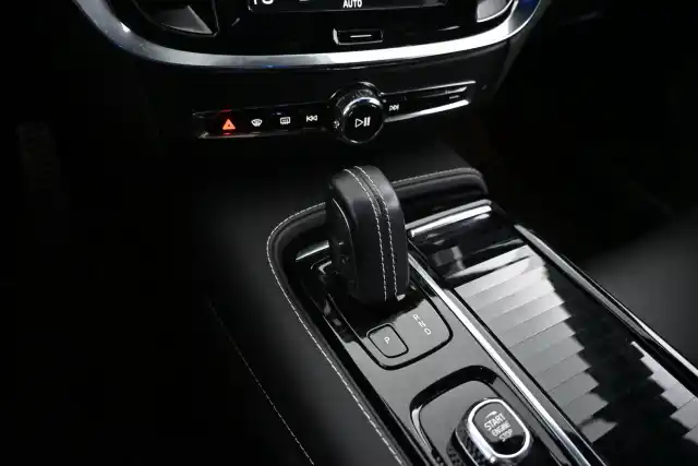 Musta Farmari, Volvo V60 – YKM-983