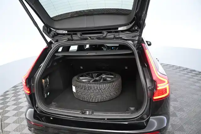 Musta Farmari, Volvo V60 – YKM-983