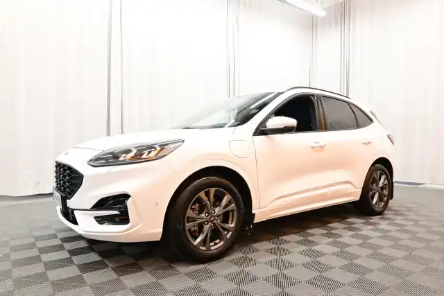 Valkoinen Maastoauto, Ford Kuga – YKN-278