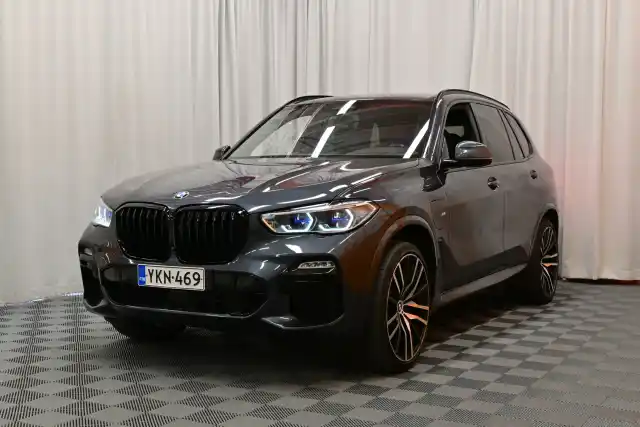 Harmaa Maastoauto, BMW X5 – YKN-469