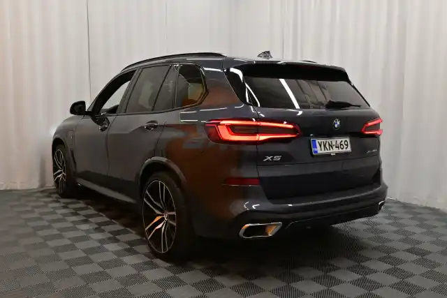 Harmaa Maastoauto, BMW X5 – YKN-469