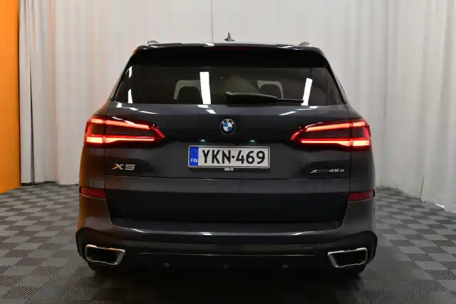 Harmaa Maastoauto, BMW X5 – YKN-469