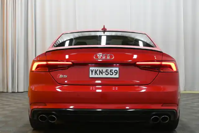 Punainen Coupe, Audi S5 – YKN-559