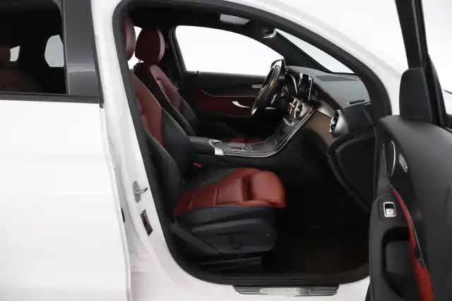 Valkoinen Maastoauto, Mercedes-Benz GLC – YKN-974