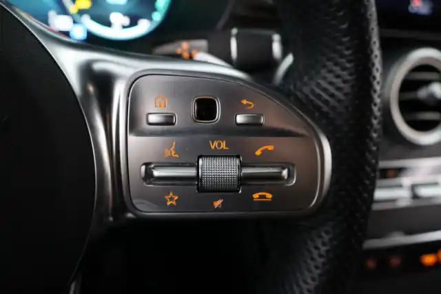 Valkoinen Maastoauto, Mercedes-Benz GLC – YKN-974