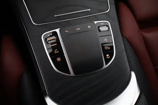 Valkoinen Maastoauto, Mercedes-Benz GLC – YKN-974