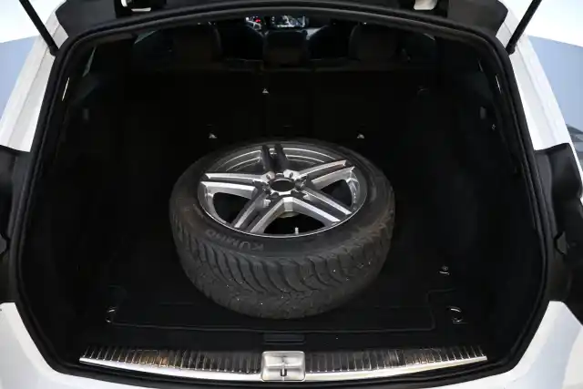 Valkoinen Farmari, Mercedes-Benz E – YKO-130