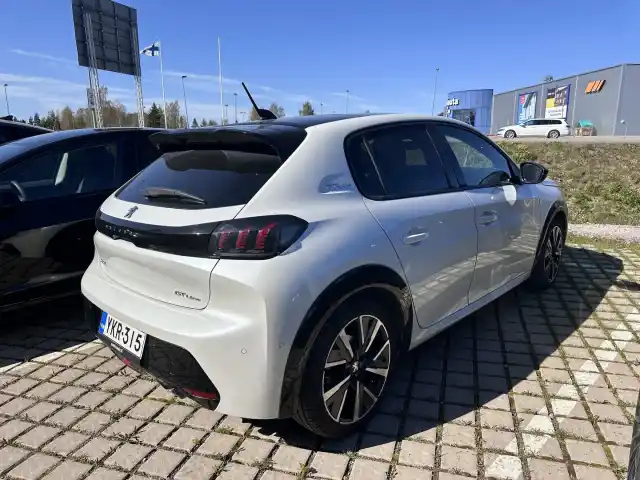 Valkoinen Viistoperä, Peugeot 208 – YKR-315