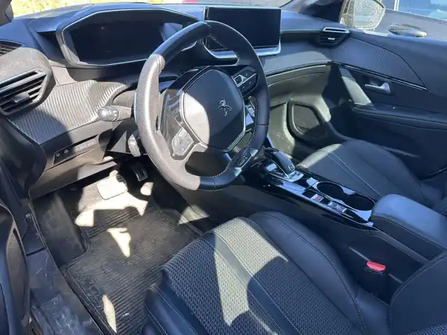 Valkoinen Viistoperä, Peugeot 208 – YKR-315