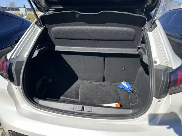 Valkoinen Viistoperä, Peugeot 208 – YKR-315