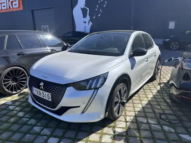 Valkoinen Viistoperä, Peugeot 208 – YKR-315