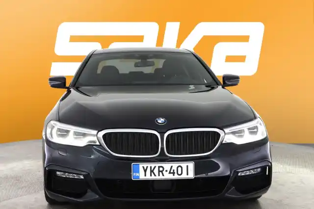 Musta Sedan, BMW 530 – YKR-401