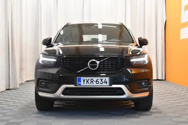 Musta Maastoauto, Volvo XC40 – YKR-634