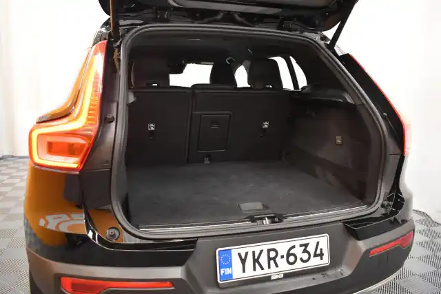 Musta Maastoauto, Volvo XC40 – YKR-634