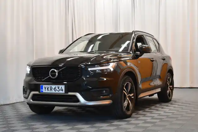 Musta Maastoauto, Volvo XC40 – YKR-634