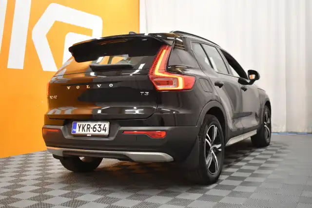 Musta Maastoauto, Volvo XC40 – YKR-634