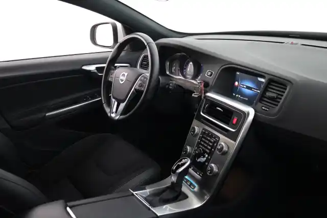 Valkoinen Farmari, Volvo V60 – YKR-836