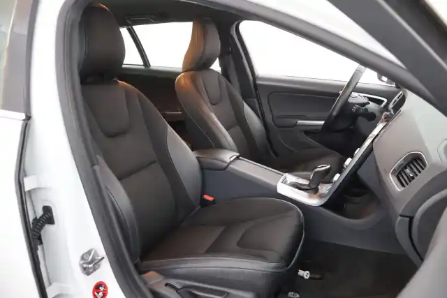 Valkoinen Farmari, Volvo V60 – YKR-836