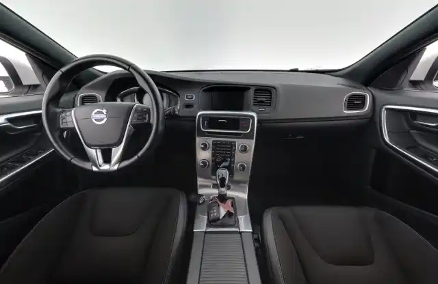 Valkoinen Farmari, Volvo V60 – YKR-836