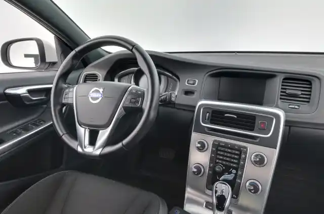Valkoinen Farmari, Volvo V60 – YKR-836
