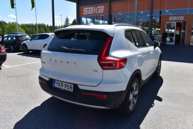 Valkoinen Maastoauto, Volvo XC40 – YKR-958