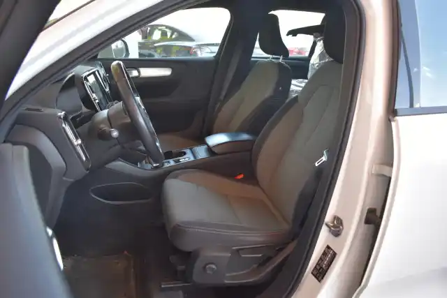 Valkoinen Maastoauto, Volvo XC40 – YKR-958