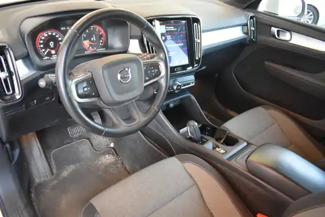 Valkoinen Maastoauto, Volvo XC40 – YKR-958