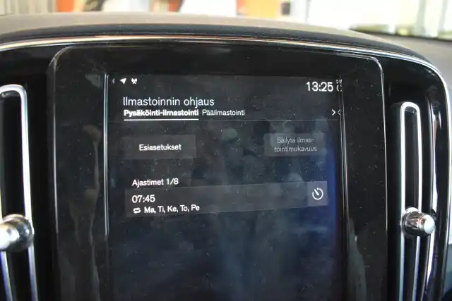 Valkoinen Maastoauto, Volvo XC40 – YKR-958