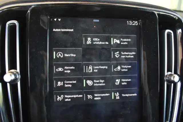 Valkoinen Maastoauto, Volvo XC40 – YKR-958
