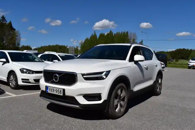Valkoinen Maastoauto, Volvo XC40 – YKR-958