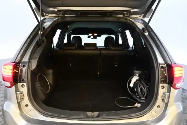 Harmaa Maastoauto, Mitsubishi Outlander PHEV – YKS-320