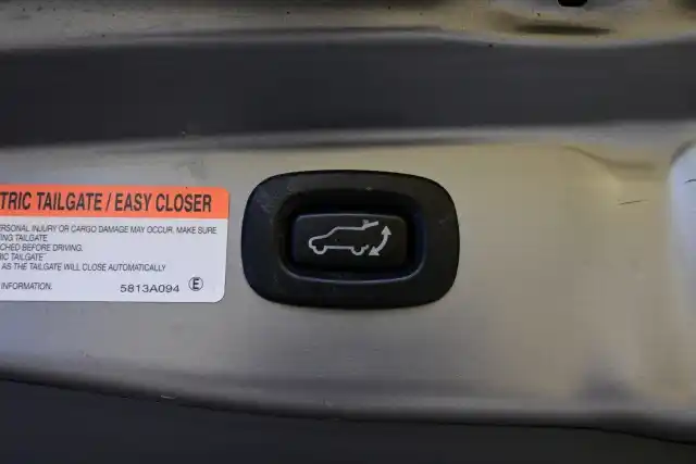Harmaa Maastoauto, Mitsubishi Outlander PHEV – YKS-320