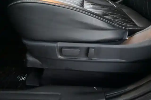 Harmaa Maastoauto, Mitsubishi Outlander PHEV – YKS-320