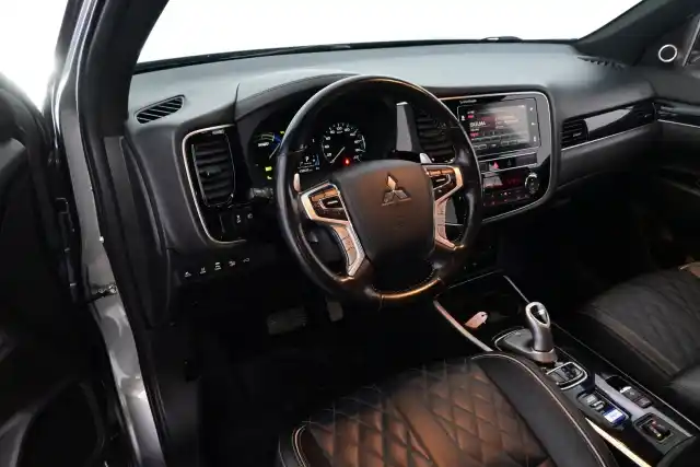 Harmaa Maastoauto, Mitsubishi Outlander PHEV – YKS-320