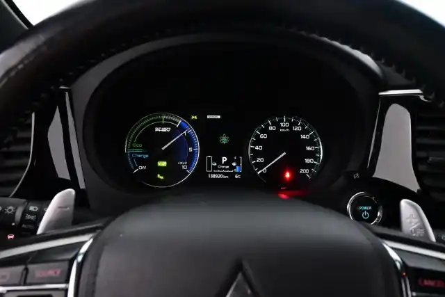 Harmaa Maastoauto, Mitsubishi Outlander PHEV – YKS-320