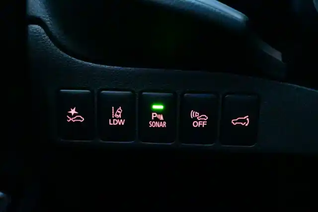 Harmaa Maastoauto, Mitsubishi Outlander PHEV – YKS-320