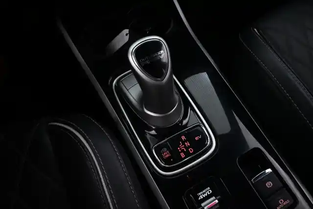 Harmaa Maastoauto, Mitsubishi Outlander PHEV – YKS-320