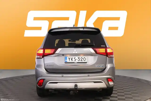 Harmaa Maastoauto, Mitsubishi Outlander PHEV – YKS-320