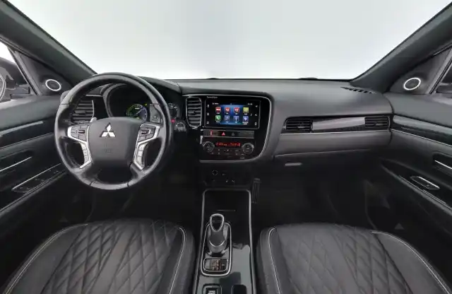 Harmaa Maastoauto, Mitsubishi Outlander PHEV – YKS-320